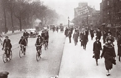 Lavoratori della città camminano verso l